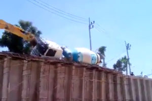 [VIDEO] Concrete Mix Truck Falls Off Ramp Under Construction